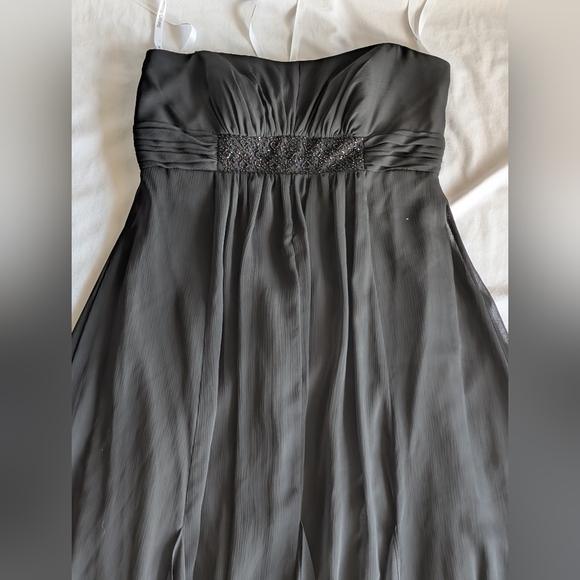 David's Bridal Strapless Crinkle Chiffon Dress With Godets Style: F14865 Size 10 - Picture 3 of 13